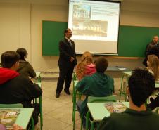 O reitor da Universidade Estadual de Ponta Grossa (UEPG), professor João Carlos Gomes, abriu desta segunda-feira (20) as atividades do curso de Medicina com a recepção dos alunos que compõem a primeira turma. Ao apresentar aos estudantes e professores dados sobre infraestrutura, divisão administrativa, corpo de funcionários e investimentos nos últimos anos, João Carlos ressaltou o significado histórico da implantação do curso pelo governo Roberto Requião. Foto:UEPG