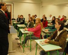 O reitor da Universidade Estadual de Ponta Grossa (UEPG), professor João Carlos Gomes, abriu desta segunda-feira (20) as atividades do curso de Medicina com a recepção dos alunos que compõem a primeira turma. Ao apresentar aos estudantes e professores dados sobre infraestrutura, divisão administrativa, corpo de funcionários e investimentos nos últimos anos, João Carlos ressaltou o significado histórico da implantação do curso pelo governo Roberto Requião. Foto:UEPG