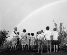          Como homem da terra, Haruo Ohara (1909-1999) cultivou o campo e com sensibilidade utilizou a fotografia para registrar a luz para construir formas abstratas a partir de volumes e texturas de objetos e da natureza presentes em seu dia-a-dia. Produziu também marcantes imagens documentais e humanistas da família, da região e de seu trabalho associado à abertura da nova fronteira agrícola no Norte do Paraná. Foto:Haruo Ohara 