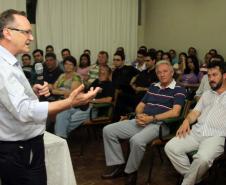 Campo Mourão, 11-12-2010 - O secretário de Ciência, Tecnologia e Ensino Superior, Nildo José Lübke, e o diretor da Faculdade Estadual de Campo Mourão, Antonio Carlos Aleixo, assinaram nesta sexta-feira (10), às 20 horas, em Campo Mourão, contrato para construção do primeiro bloco do novo campus da instituição, com área total de 1.300 metros quadrados. Foto: Joka Madruga/Seti