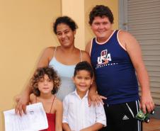 Boa Esperança,28 - 12-10 - Inauguração e Entrega de Chaves - A família de Elisângela Ferreira - Foto - Pablito Pereira