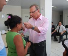 O secretário estadual da Saúde, Carlos Moreira Júnior, entrega os óculos  para dona Cristina Silva Pereira.. Foto:SESA