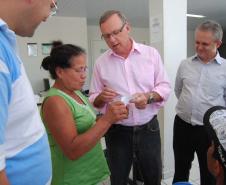 O secretário estadual da Saúde, Carlos Moreira Júnior, entrega os óculos  para dona Cristina Silva Pereira.. Foto:SESA