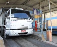 Começou a funcionar nesta quarta-feira (29) o novo sistema de documento fiscal para circulação de caminhões carregados de fertilizantes no trajeto entre o Porto de Paranaguá e os armazéns das empresas importadoras. Foto:Rodrigo Leal /APPA