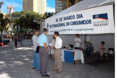 Curitiba, 15-03-2005 - O coordenador do procon-PR, Algaci Túlio durante as atividades no centro de Curitiba no Dia Internacional do Consumidor      