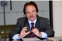  O atual secretário especial para assuntos da Copa Algaci Tulio que passará o cargo para o vereador de Curitiba Mario Celso Cunha. 