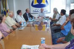 Produtores e autoridades em reunião: Apucarana sedia evento e dá exemplo de bons resultados. Foto: Sanepar