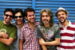 A banda curitibana Nuvens sobe no palco do Viva o Verão com + Energia nesta quinta-feira (30), na Arena Copel, montada em Matinhos.